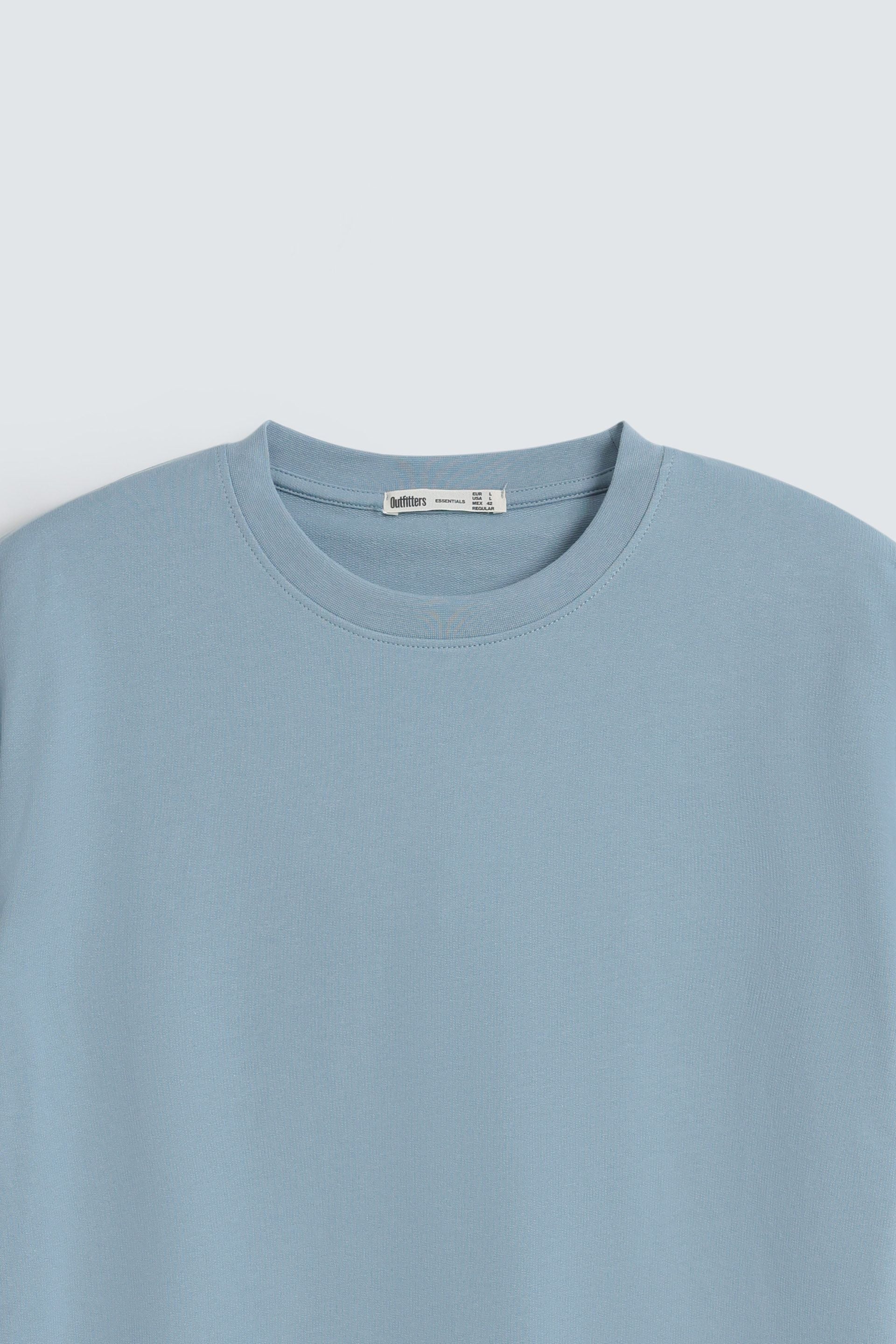 Classic crew neck tee with short sleeves-an essential basic