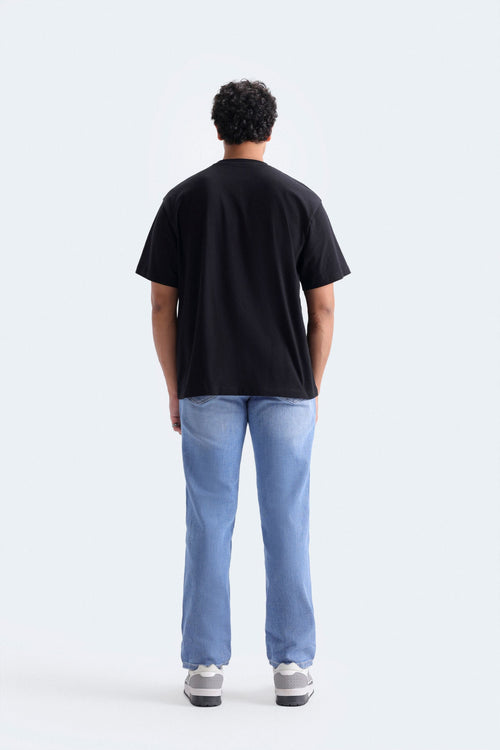 This classic crew-neck tee in soft cotton features regular fit