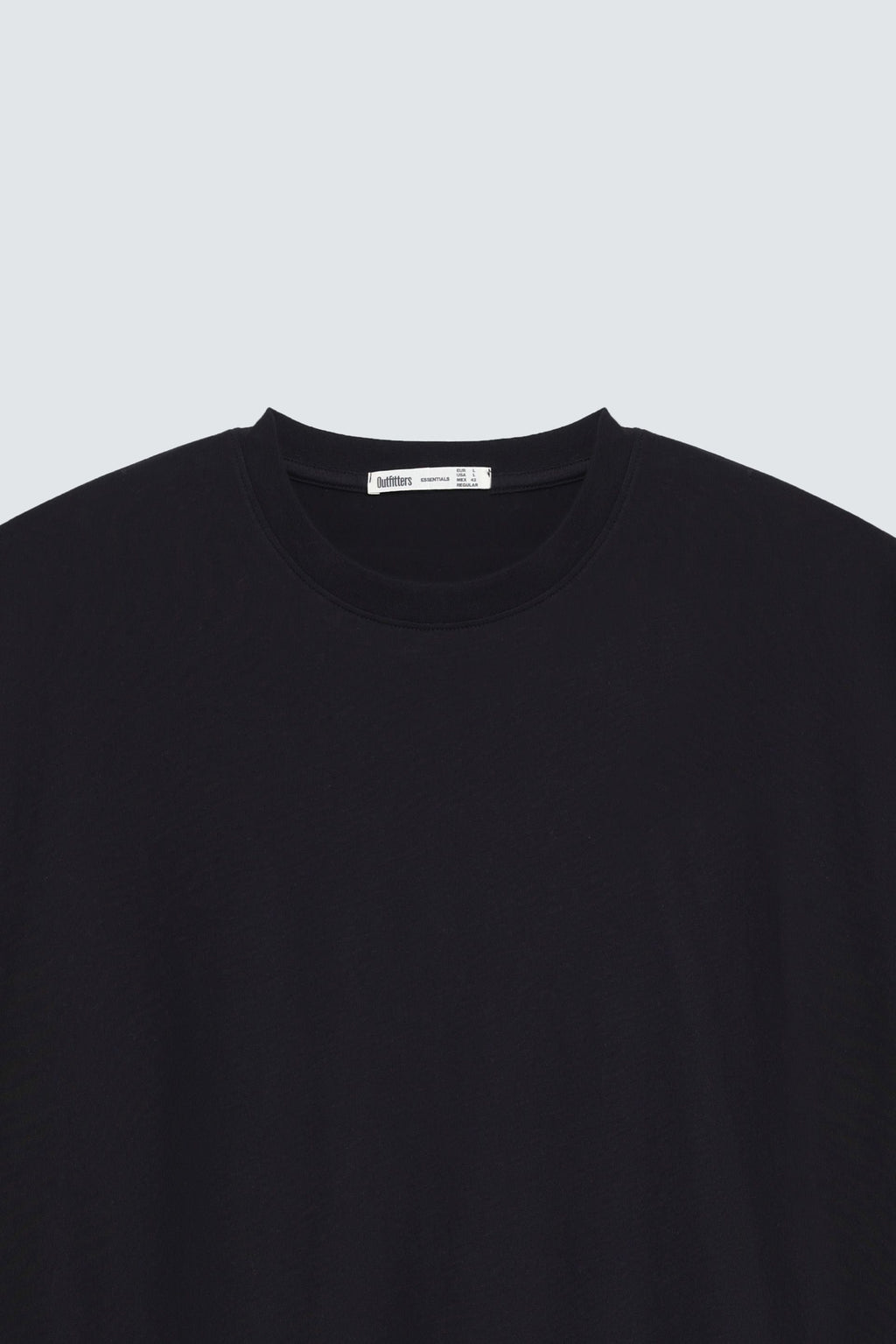 This classic crew-neck tee in soft cotton features regular fit