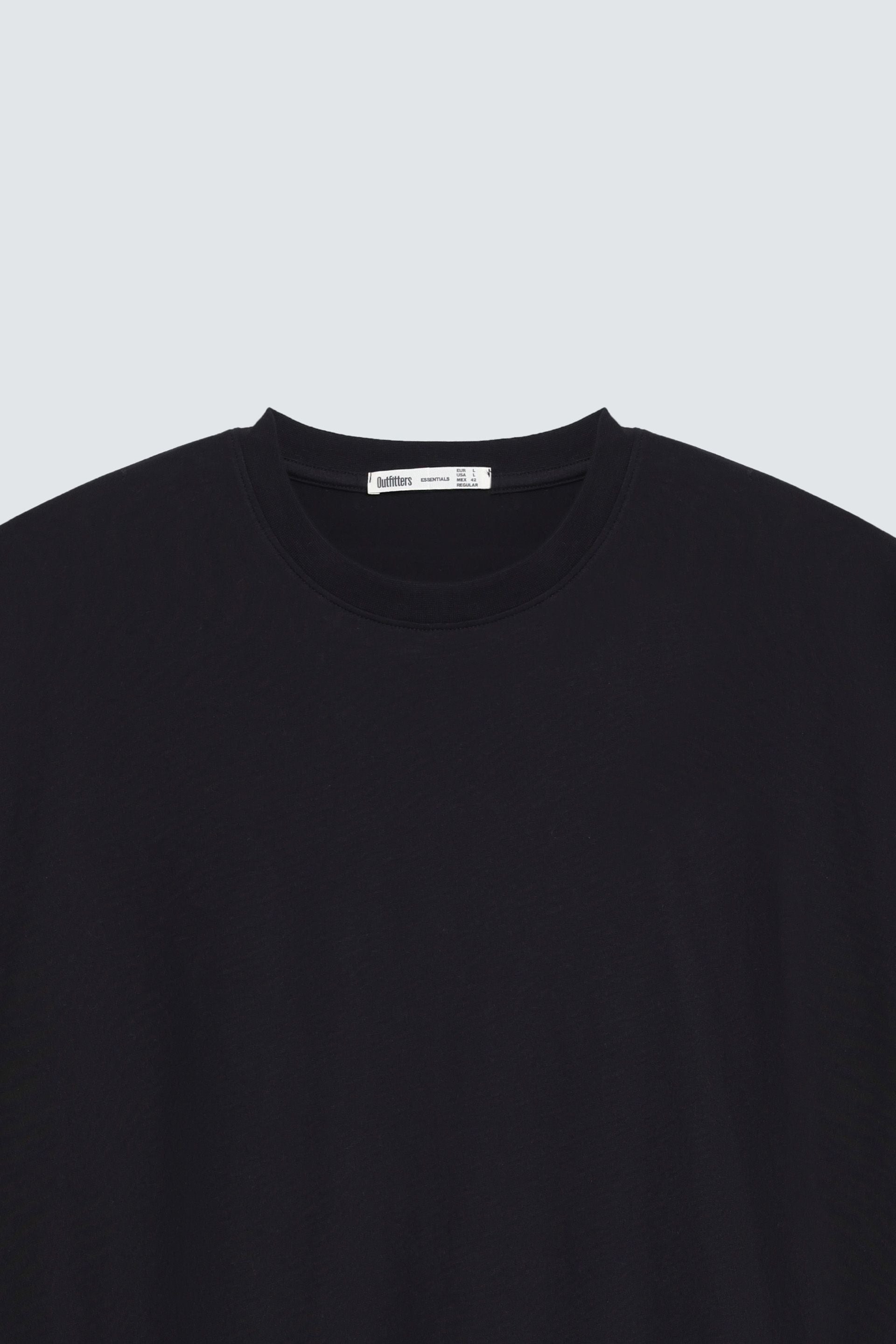 This classic crew-neck tee in soft cotton features regular fit